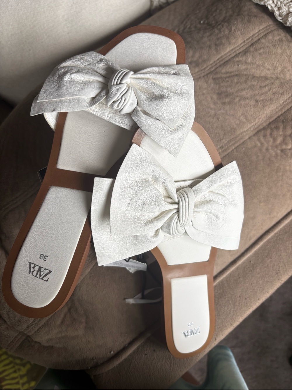 Zara White Bow Slide Sandals with Tan Trim - Picture 2 of 4